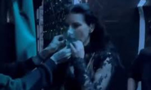 Laura Pausini ferma il concerto in Ecuador, poi chiede l&rsquo;ossigeno sul palco