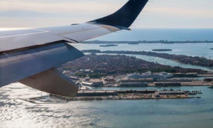 Voli, in estate rincari fino al 400%: a pesare sono i bagagli e la scelta del posto