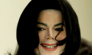 Il biopic su Michael Jackson trionfa al botteghino ma spuntano nuove accuse