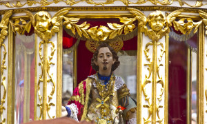 370^ Festa di Sant'Efisio, la statua a spalla tra i fedeli da Stampace sino a viale La Plaia