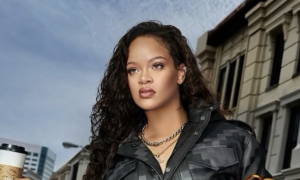 Rihanna e la pelliccia a forma di cuore: il capo cult venduto all&rsquo;asta per 18.200 euro