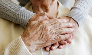 Bonus anziani 2026, previsti 850 euro per gli over 80 e agevolazioni per over 70