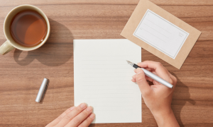 A Parigi esiste un caf&eacute; dove puoi scrivere una lettera al tuo io del futuro