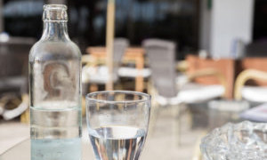 Acqua del rubinetto al ristorante? La Cassazione: &ldquo;Non &egrave; un obbligo servirla&rdquo;