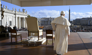 Papa Leone XIV soccorre un fedele colto da malore in Piazza San Pietro