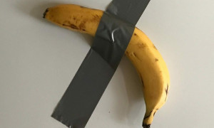 Giallo in museo: rubata in Francia l&rsquo;iconica banana di Cattelan, ma l'opera &egrave; gi&agrave; stata rimpiazzata