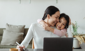 Le mamme che lavorano non danneggiano i figli: quarant&rsquo;anni di studi sfatano un mito duro a morire