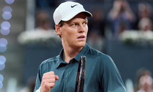 Jannik Sinner in Sardegna dopo il malore al Roland Garros