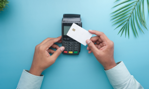 Pagamenti digitali, l&rsquo;Italia cambia portafoglio: carte e smartphone dominano, il contante arretra
