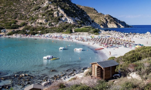 Punta Molentis, accesso a pagamento e stop agli ombrelloni: nuove regole dopo l&rsquo;incendio del 2025