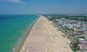 Spiagge, estate di divieti e nuove regole: dalla Sardegna al Veneto cambia il modo di vivere il mare
