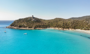Sardegna, vacanze per pochi: l&rsquo;isola del lusso che mette alla prova il portafoglio