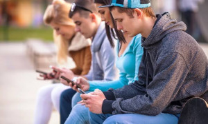 Adolescenti, con 2 ore di social al giorno rischio sintomi depressivi e malessere