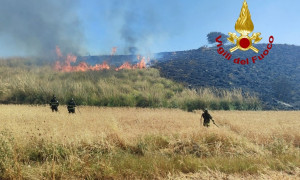 Sardegna nella morsa del fuoco: incendi da nord a sud, in volo elicotteri e Canadair