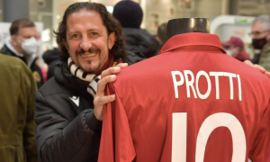 Addio a Igor Protti, il bomber che ha fatto innamorare Bari e Livorno: si &egrave; spento a 58 anni