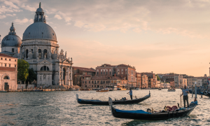 Venezia pensa a un ticket fino a 50 euro: la proposta del sindaco per frenare il turismo di massa