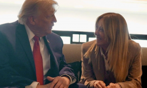 Trump: &ldquo;Meloni mi ha implorato di fare una foto con lei, mi ha fatto pena&rdquo;