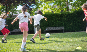 Martignacco, stop al pallone nei parchi giochi: il Comune introduce il divieto