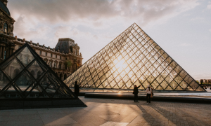 Caldo record in Europa, la Tour Eiffel e il Louvre chiudono prima per l&rsquo;emergenza afa