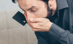 Vacanze e truffe online in forte crescita: l&rsquo;IA rende i raggiri sempre pi&ugrave; credibili