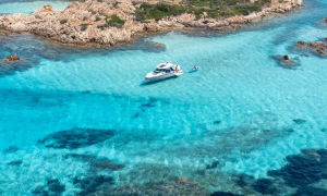 Estate 2026, la Sardegna vola tra le mete pi&ugrave; desiderate: il turismo internazionale premia l&rsquo;Isola