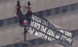 Striscione di pace sulla cima dell&rsquo;Empire State Building, poi la proposta di matrimonio nel vuoto