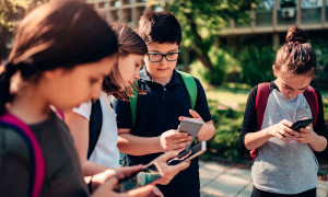 Australia, il divieto dei social agli under 16 non convince: i ragazzi aggirano le restrizioni