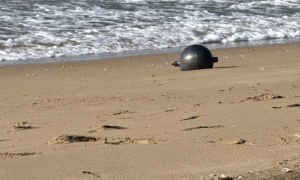 Misteriose "palle spaziali" sulle spiagge australiane: indagini su sei sfere metalliche
