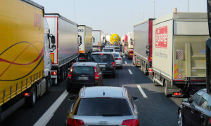 Stop lampeggianti obbligatori sulle nuove auto: novit&agrave; europea per aumentare la sicurezza stradale