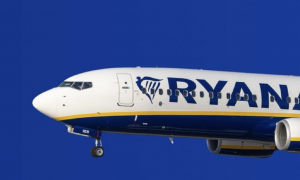 Paura su un volo Ryanair: finestrino esplode, passeggero parzialmente risucchiato fuori dall&rsquo;aereo