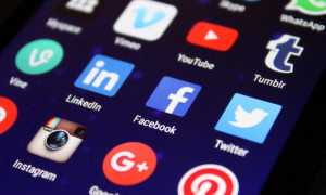 L&rsquo;Ue contro Meta: Facebook e Instagram accusati di creare dipendenza negli utenti