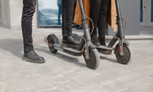 Monopattini elettrici, da oggi scatta l'obbligo dell'assicurazione Rc: multe fino a 400 euro