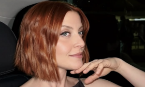 Paura per Noemi, cade dal palco durante il concerto: spettacolo interrotto e corsa in ospedale