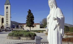 Incendio doloso e atti vandalici a Medjugorje: colpiti il santuario e le statue della Madonna