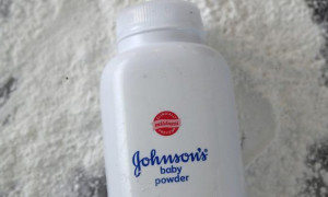 Johnson &amp; Johnson chiude il caso talco: accordo da 5,5 miliardi di dollari per migliaia di cause