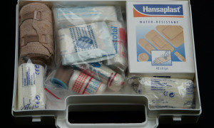 Kit di pronto soccorso da spiaggia: cosa non dovrebbe mai mancare durante una giornata al mare