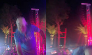 Clementino cade dal palco durante il concerto a Ischia, ma si rialza e continua lo show
