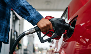 Carburanti ancora sopra 2 euro: il Governo cerca nuove risorse per prorogare il taglio delle accise