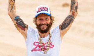 Jovanotti rende omaggio a Francesco Guccini dal palco di Olbia: Le sue canzoni appartengono a tutti