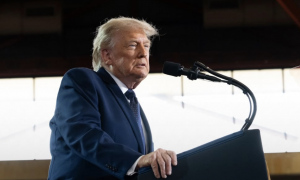 Trump firma un nuovo ordine esecutivo: stretta sulla cittadinanza per il &ldquo;turismo delle nascite&rdquo;