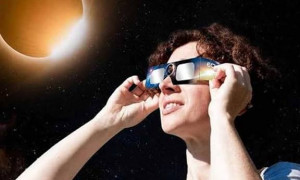 Eclissi solare, &egrave; caccia agli occhiali: scorte esaurite e prezzi in aumento a poche ore dall&rsquo;evento