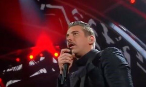 Francesco Gabbani, malore durante il concerto: interrompe lo show dopo cinque canzoni