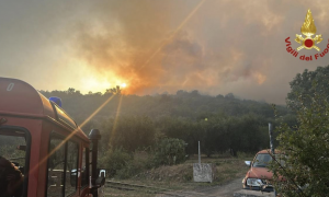 Inferno di fuoco tra Arzana ed Elini: evacuazioni e 200 ettari bruciati