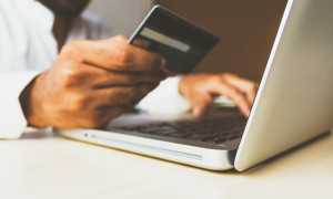 Italia, il contante perde terreno: oltre 16 miliardi di pagamenti digitali