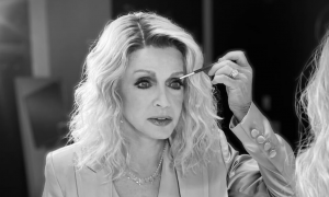 Donna Mills sbarca su OnlyFans a 85 anni: &laquo;Guadagni a sei cifre, e siamo solo all&rsquo;inizio&raquo;