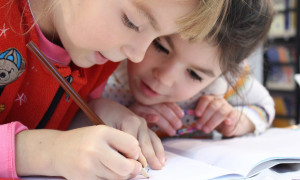 Rientro a scuola, attenzione allo &ldquo;scivolamento estivo&rdquo;: come preparare i bambini dopo le vacanze