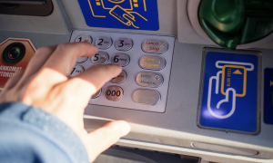 Bancomat, la truffa del &ldquo;cash trapping&rdquo;: cos&igrave; vengono sottratte le banconote