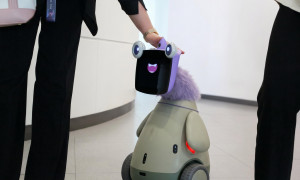 Arriva il robot-compagno con l&rsquo;AI: fa compagnia agli anziani, segue i bambini e accoglie gli ospiti
