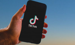 TikTok cambia i commenti: arrivano i messaggi vocali sotto i video