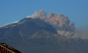 Etna, allerta rossa per l&rsquo;aviazione: cenere dai crateri sommitali